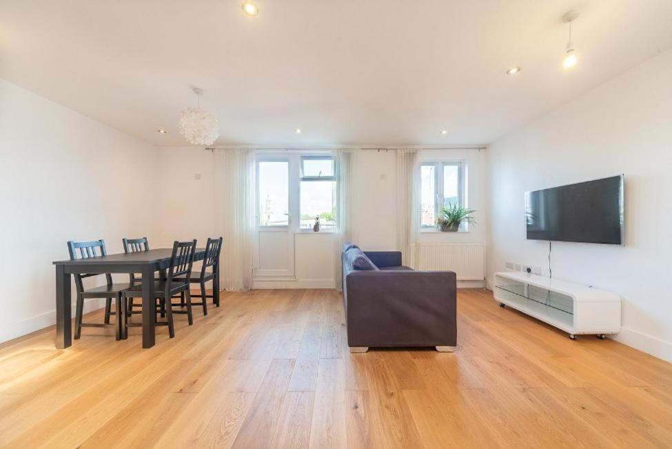 Lovely Penthouse Near Canary Wharf Лондон Екстериор снимка