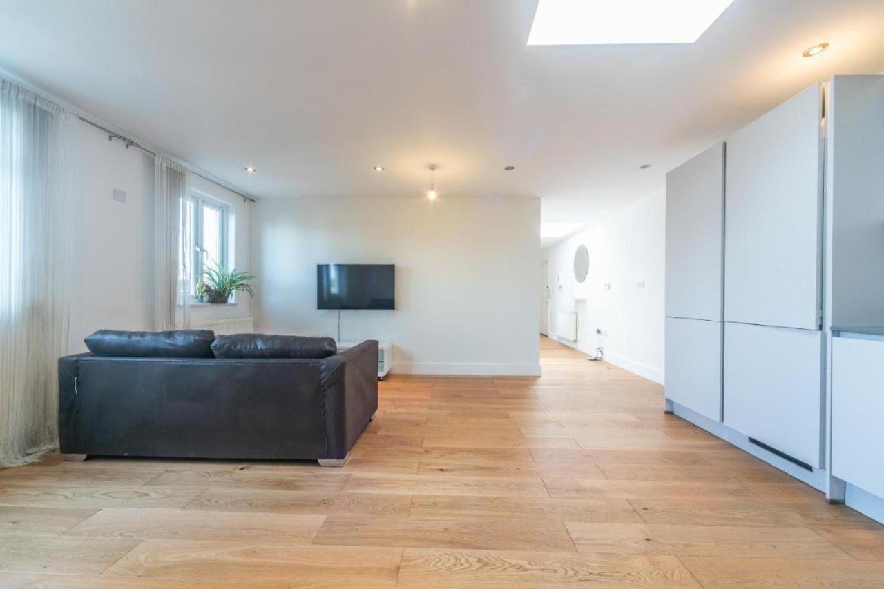 Lovely Penthouse Near Canary Wharf Лондон Екстериор снимка