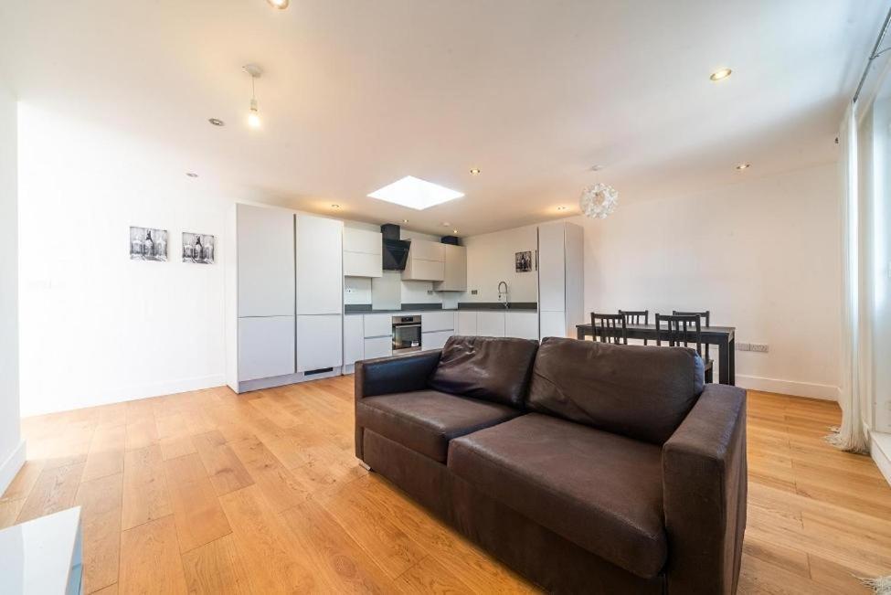 Lovely Penthouse Near Canary Wharf Лондон Екстериор снимка