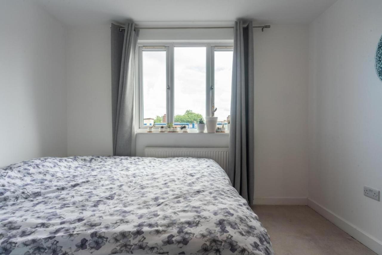 Lovely Penthouse Near Canary Wharf Лондон Екстериор снимка