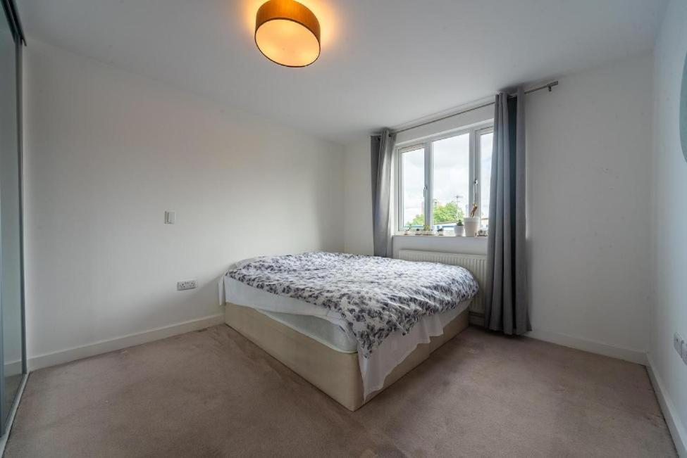 Lovely Penthouse Near Canary Wharf Лондон Екстериор снимка