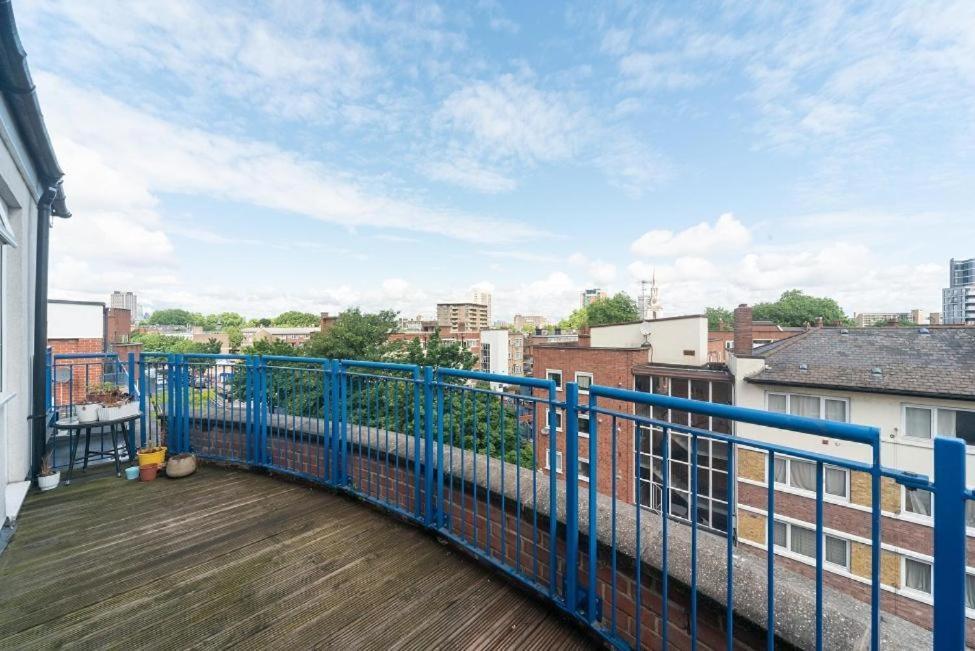 Lovely Penthouse Near Canary Wharf Лондон Екстериор снимка